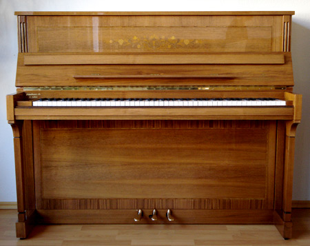 Schweizer Markenklavier